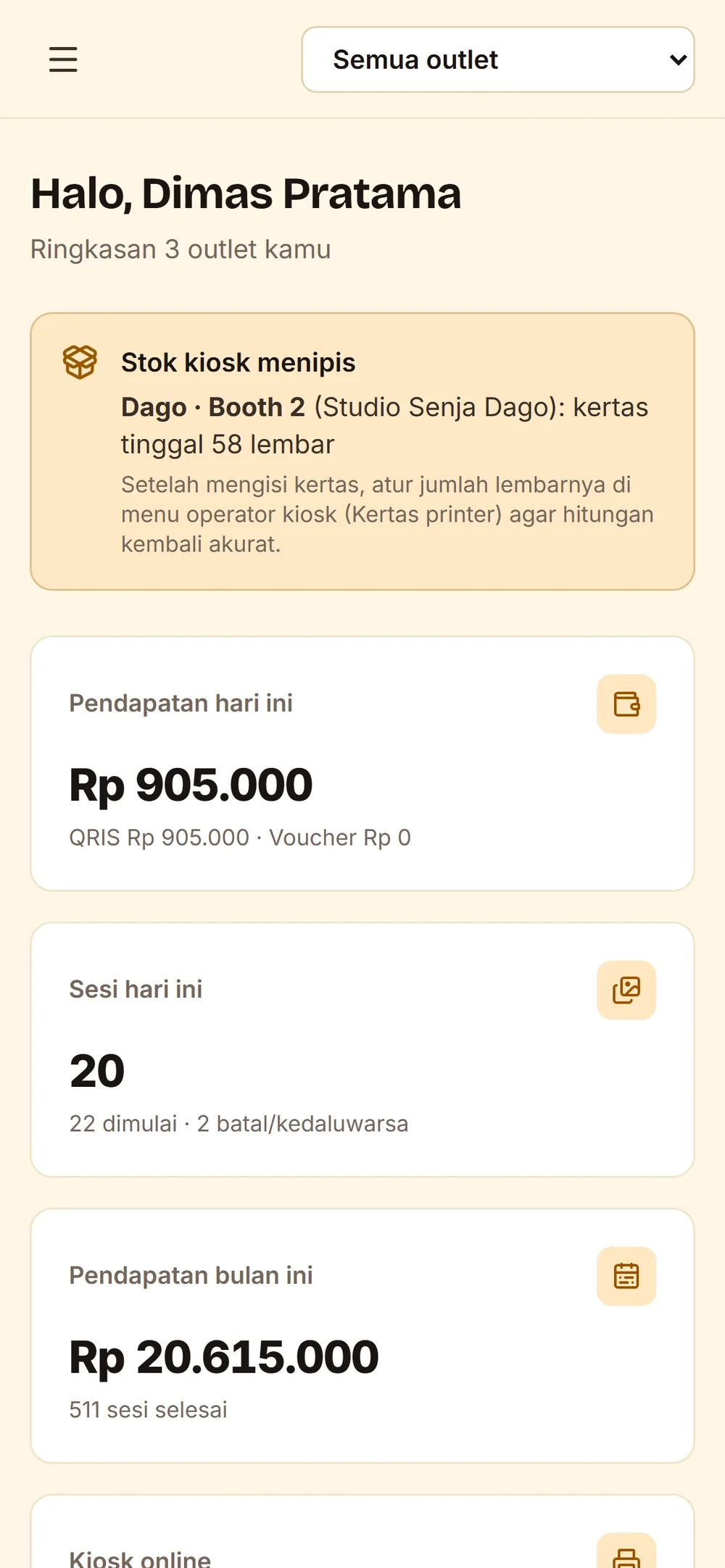 Dashboard RekaRuang di HP dengan peringatan stok kertas